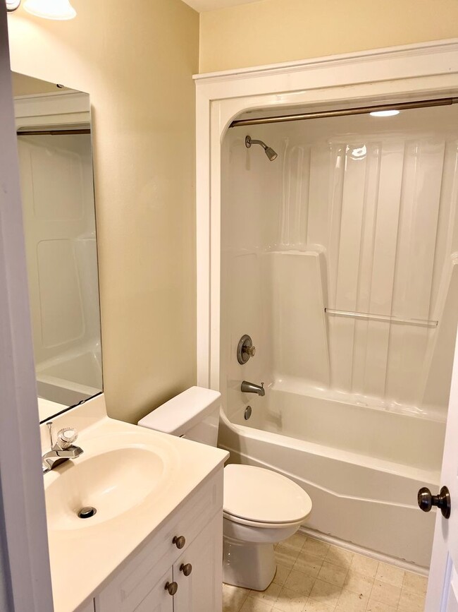 Building Photo - 2 Bedroom Townhome