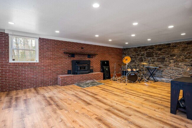 Building Photo - Fairview Retreat | 3BR/3BA with Finished Basement, 2-Car Garage & Private Yard — 17 Min to Asheville