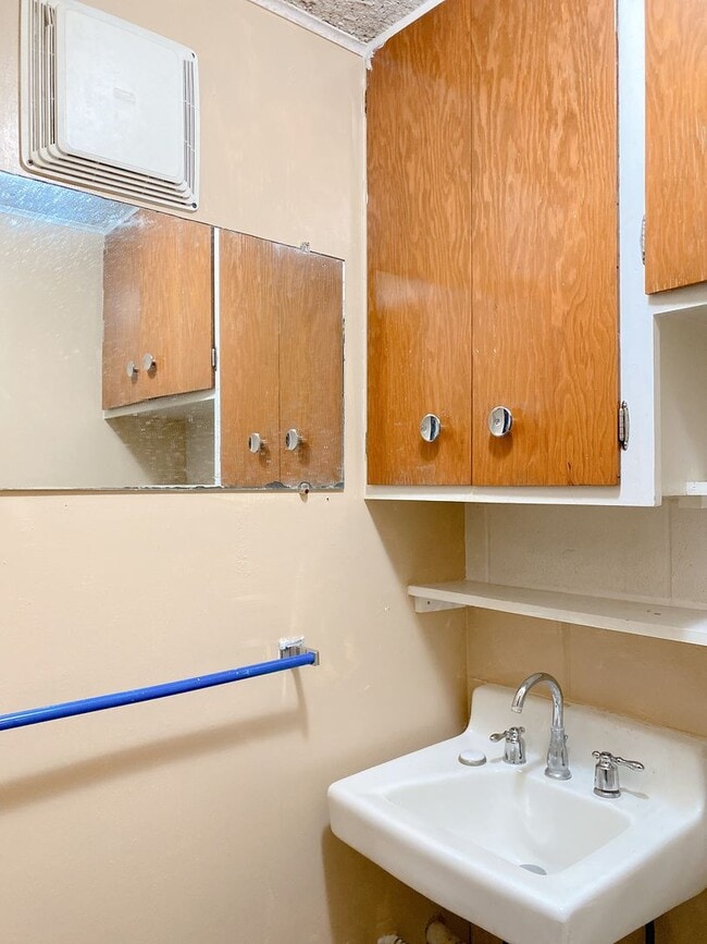 Building Photo - A wonderful 4-bedroom house in the Benson Gardens area - near Walmart Neighborhood Market, Asian ...