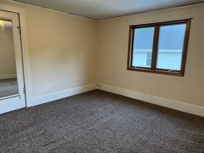 Building Photo - 5 Bedroom 3 bath - North Fargo