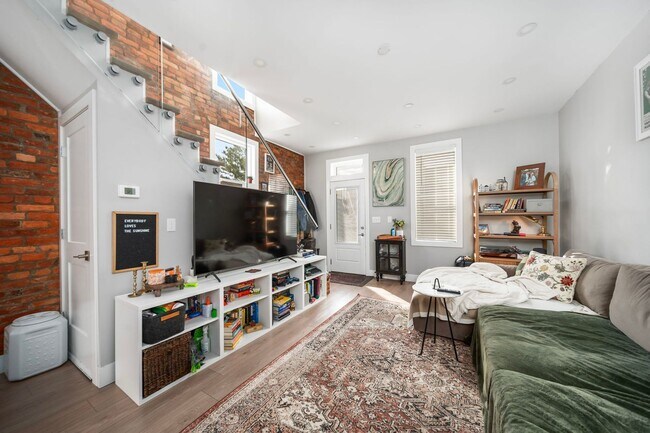 Building Photo - EAST FRANKLINTON ARTIST DISTRICT!  SUNNY N...