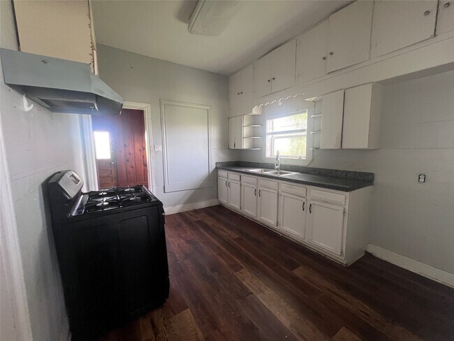 Building Photo - 709 Harrison Ln