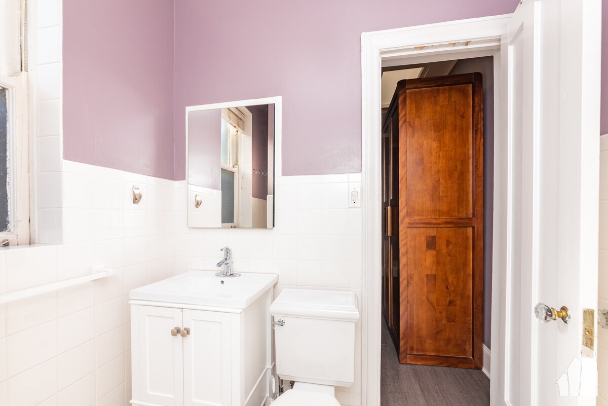 Building Photo - 450 W Surf St