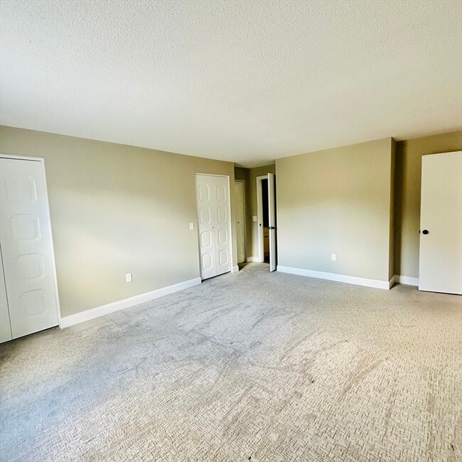 Building Photo - 6 Shadowbrook Ln