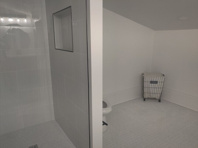 Building Photo - "Spacious 4-Bedroom Home on Pennock Avenue...