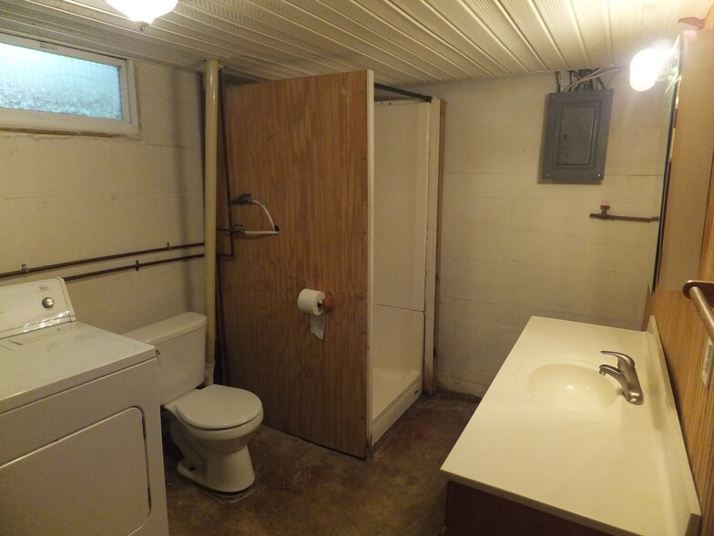 lower level bathroom & laundry - 905 Ashland Rd