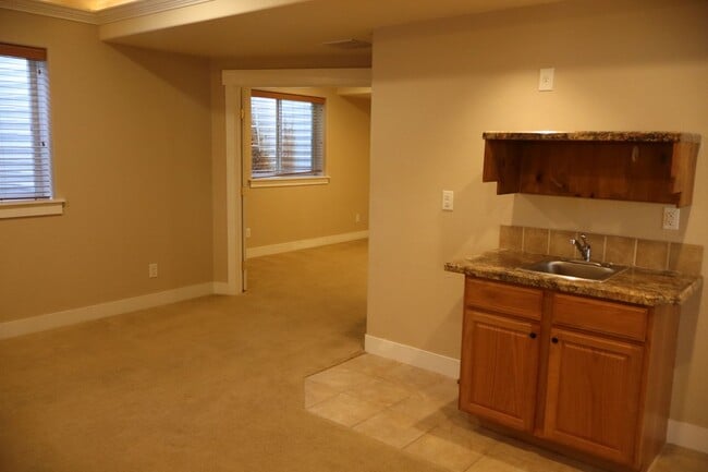Building Photo - Stunning Modern Five Bedroom Home in Loveland