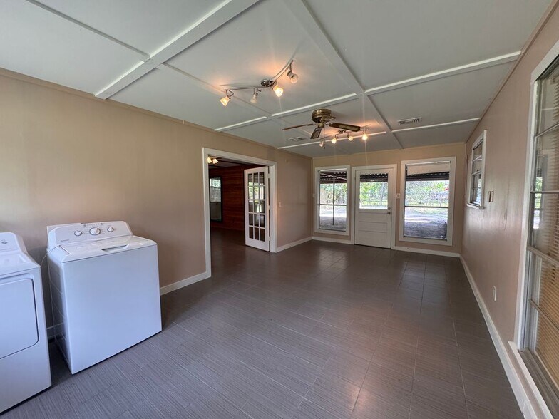 Building Photo - 15331 Lake Lamond Rd