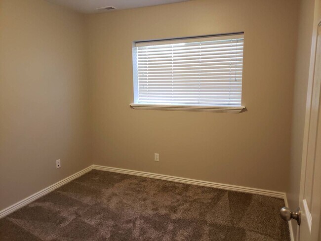 Building Photo - Beautiful 6 Bed 3 bath in Springville!!