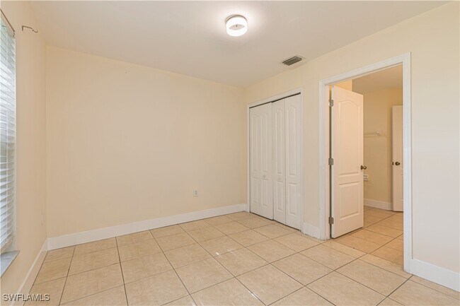 Building Photo - 2112 NE 15th Pl