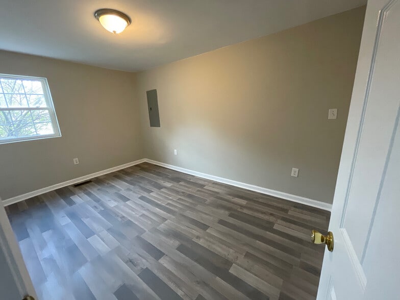 Building Photo - Room in House on Glory St