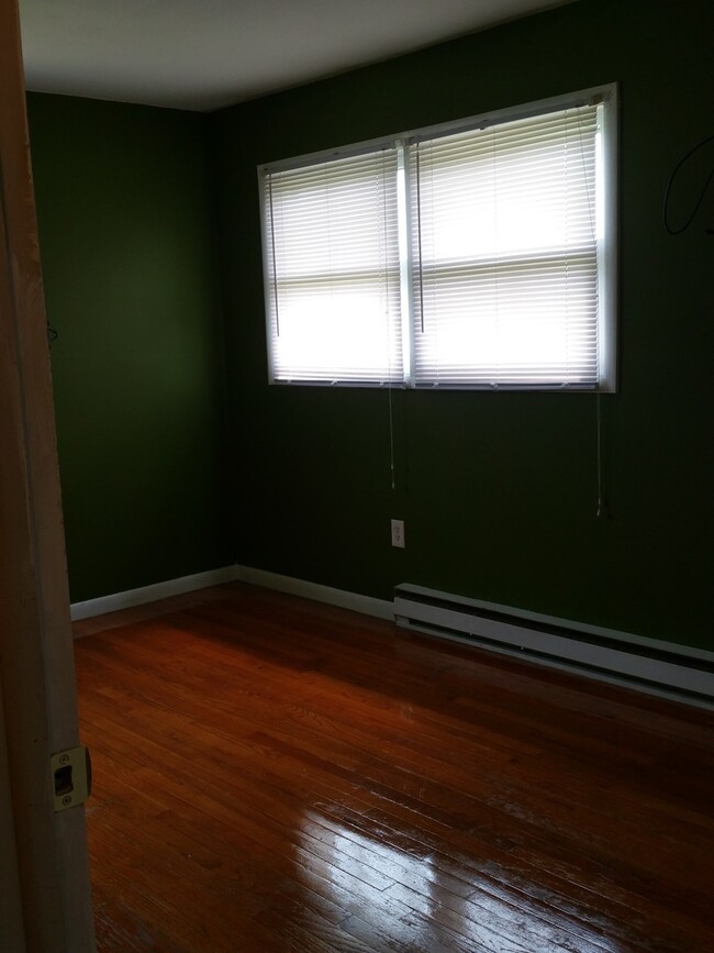 Building Photo - Spacious 3 Bedroom Townhome