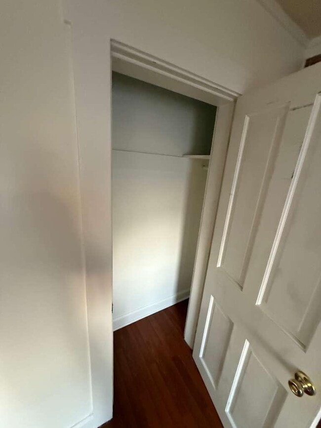 Building Photo - 932 E Market St