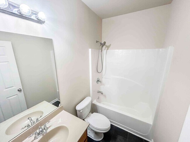 Building Photo - Immaculate 4 BR/3 BA Traditional in Acworth!