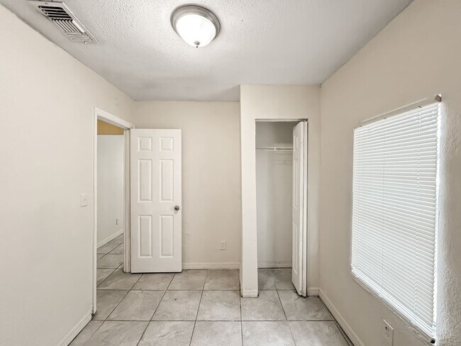Building Photo - Updated and Move-In Ready in Prime Tampa Location! 4bed | 1bath