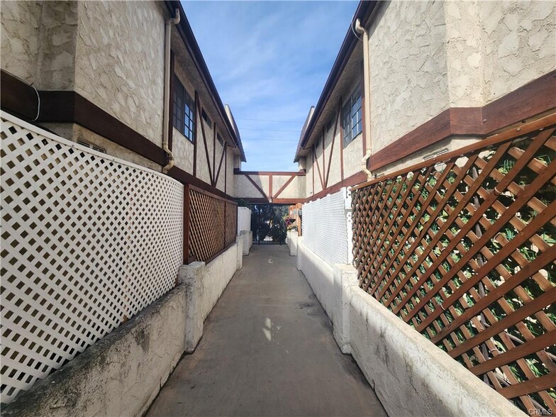 Building Photo - 7432 Hazeltine Ave