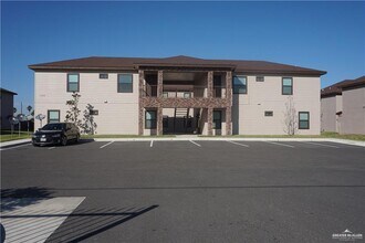 Building Photo - 7 West Dr