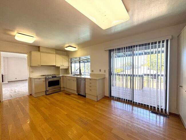Building Photo - Hayward Hills Home is beautiful location, ...