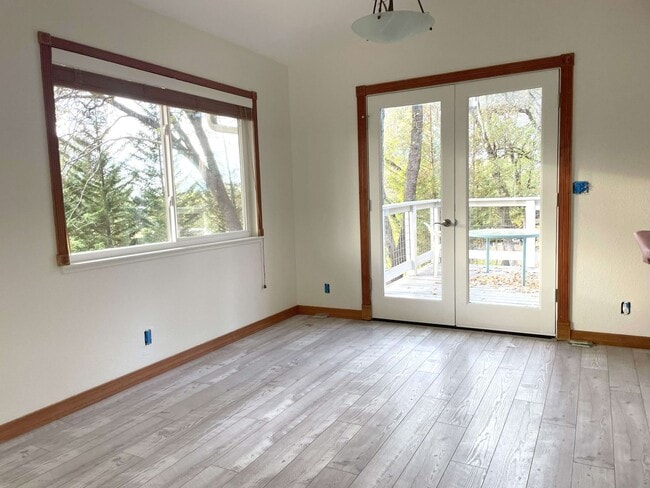 Building Photo - Open Floor plan single story home in beaut...