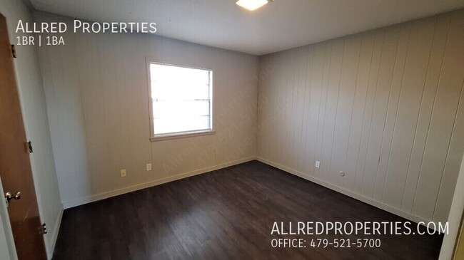 Building Photo - Great Location! 1 Bedroom 1 Bathroom Off M...