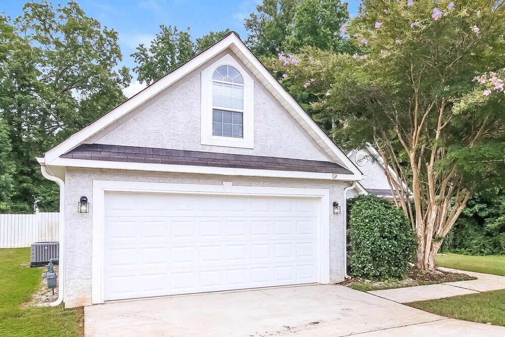 Building Photo - 1303 Vine Cir