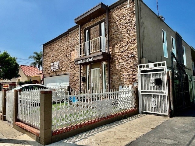 Building Photo - 815 N Rose Ave