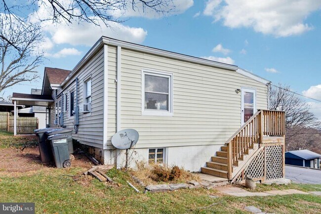 Building Photo - 209 Locust St