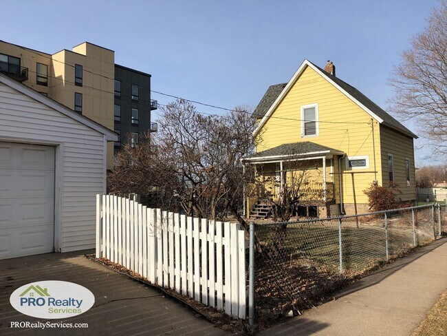 Building Photo - 3 Bedroom Home in St. Paul
