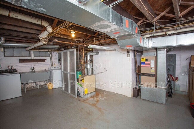 Building Photo - 319 N Newton Lake Dr