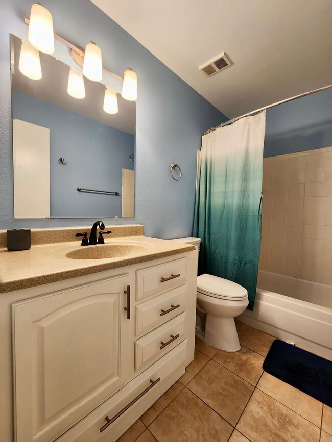 Building Photo - Fully upgraded 2/2 condo in the heart of K...