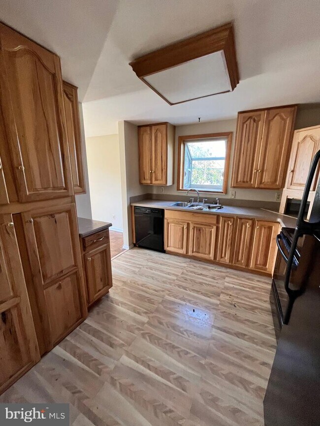 Building Photo - 5525 Larch St