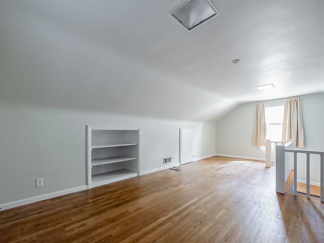 Building Photo - Charming Colonial in the Heart of Grosse P...