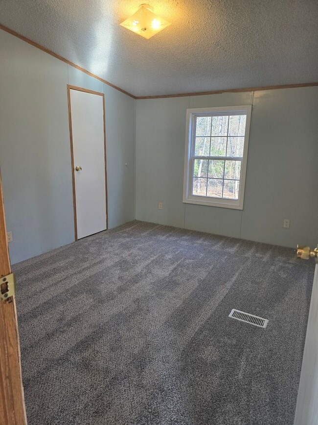 Building Photo - NEW LISTING!!!!!