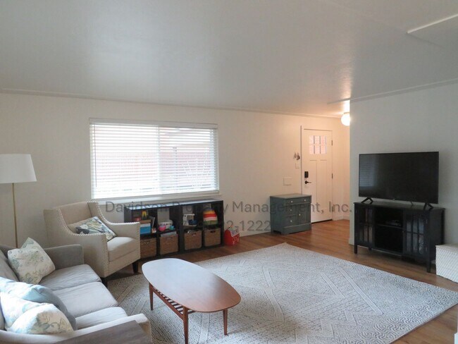 Building Photo - Beautiful Updated 4 Bedroom Near Garden of...