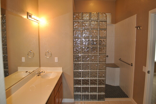 Building Photo - Gorgeous home in Springfield at Whitney Oaks