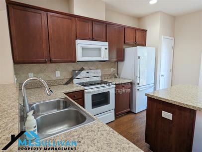 Building Photo - 100 Stratford Lakes Dr