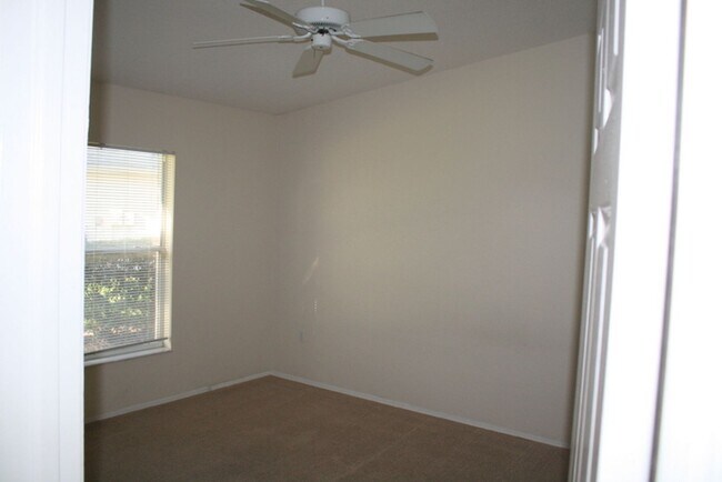 Building Photo - Beautiful 3 Bedroom two Bath