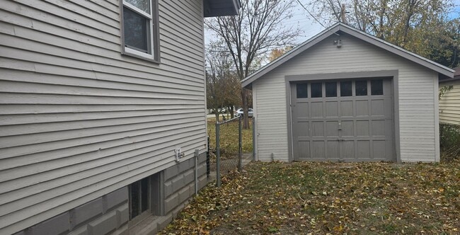 Building Photo - 1590 W. Waggoner-- 2 bed, 1 bath