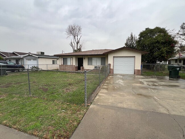 Primary Photo - 3 bedroom house with a large back yard, ea...