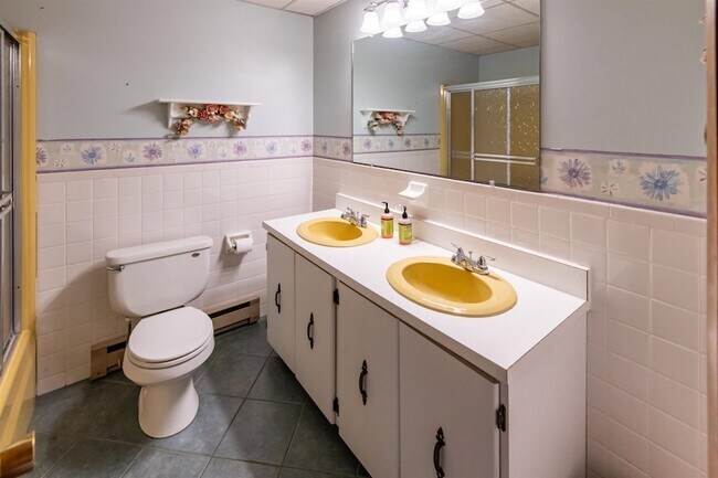 Building Photo - 18 Bunker Ln