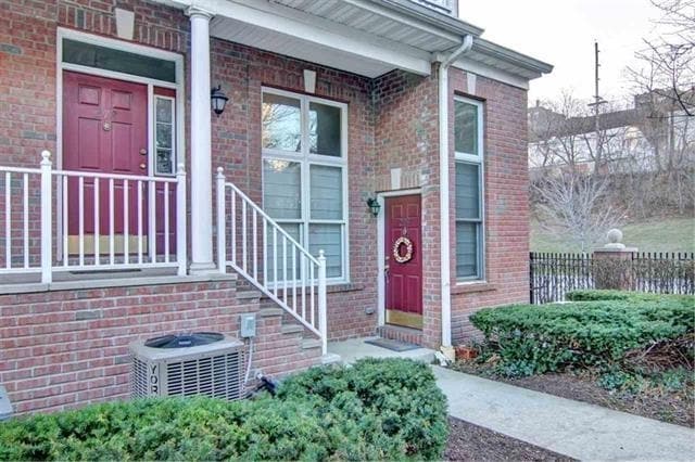 Building Photo - 279 Roslyn Ct