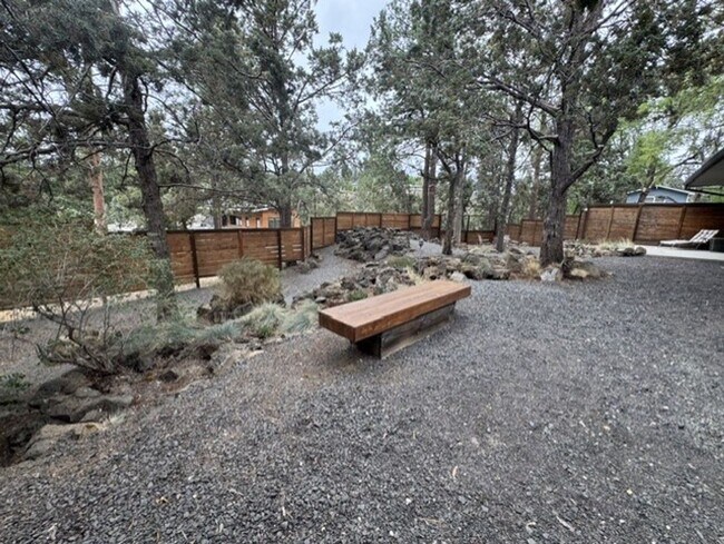 Building Photo - Fantastic location just steps from the Deschutes River and 1st St Rapids Park