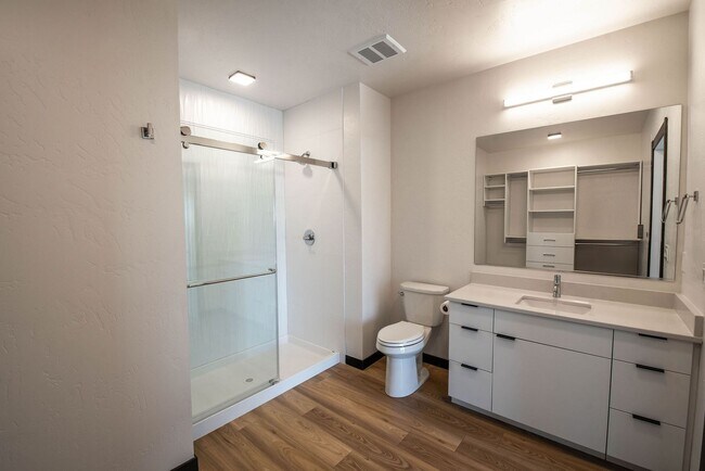 Building Photo - Modern Midtown Living | 2 Bed, 2 Bath Near...