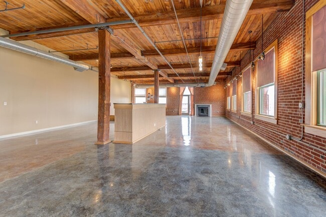 Building Photo - Huge Luxury 2 Story Condo with Private Rooftop Deck!