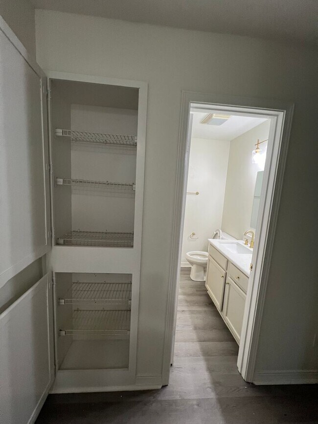 Building Photo - Nice 2 bedroom townhouse ready to go with covered parking!