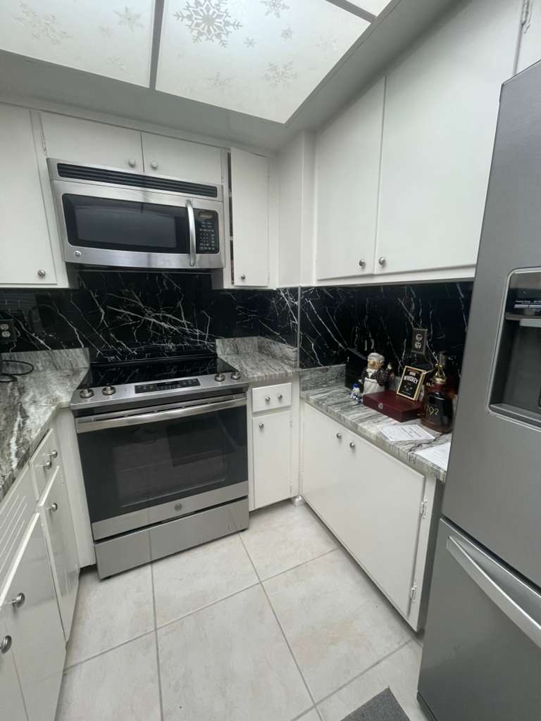Building Photo - 2738 NE 28th Ct