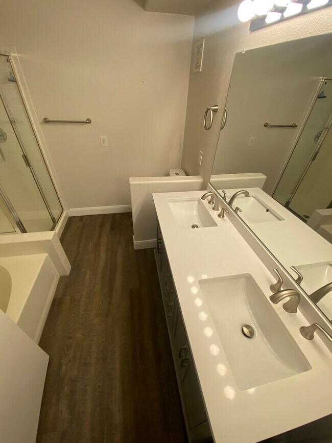 Building Photo - Modern 1/1 Condo with Balcony in Green Val...