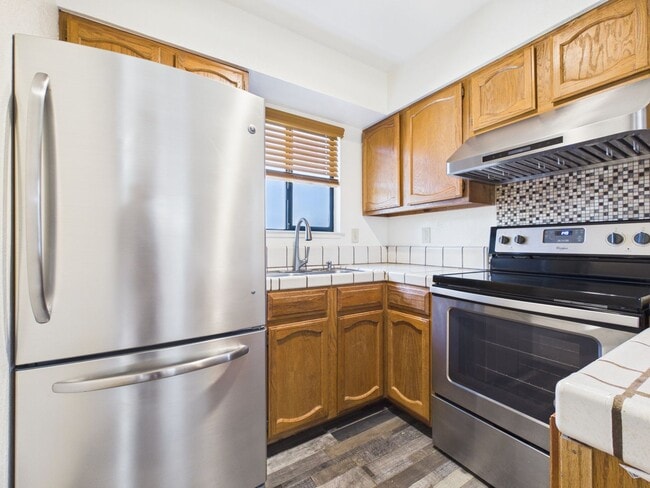 Building Photo - Sumaya Condo 2 Bed/2 bath with Fireplace. Includes washer and dryer