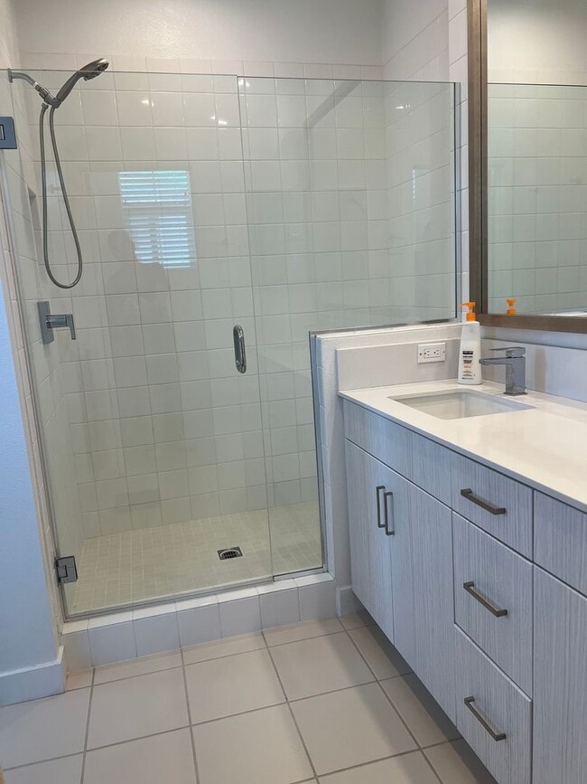 Building Photo - Spacious 4 Bedroom, 3.5 Bath Townhome in G...