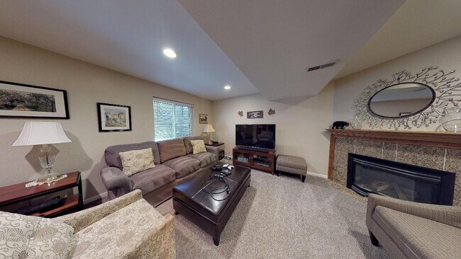 Building Photo - Beautiful sunny home